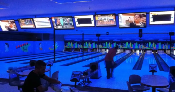 Elsies Bowling things to do northeast minneapolis