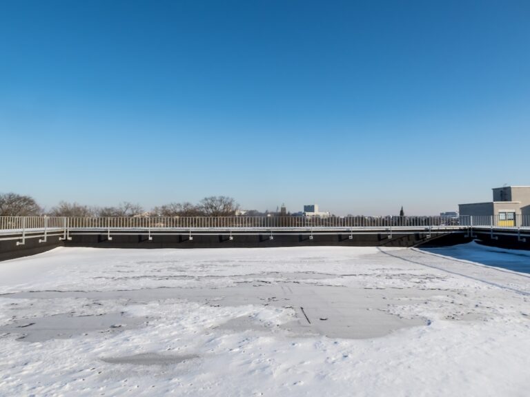 On a sunny day in winter, there is a layer of snow on the flat roof