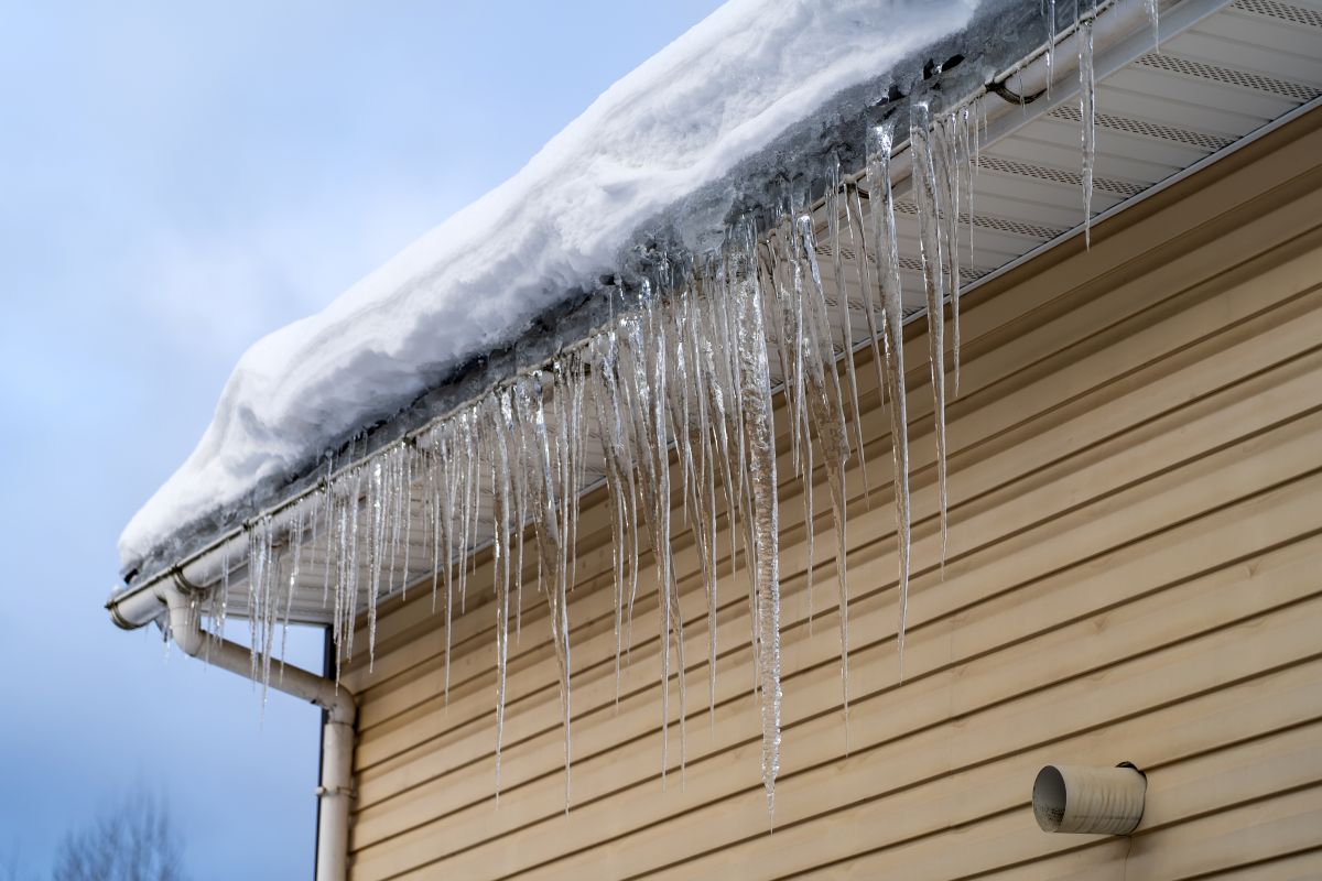 Icicles on roof of private house resulting from improper construction of roof